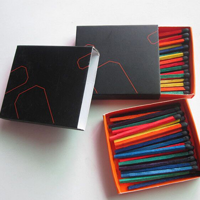 Les bâtons colorés correspondent aux boîtes colorées