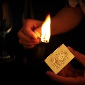 Comment allumer un cigare avec des allumettes: une touche traditionnelle utilisant des allumettes Strike-on-Box papier de verre